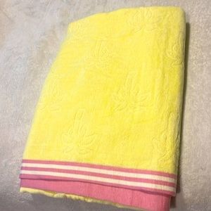 Stoney clover on beach towel